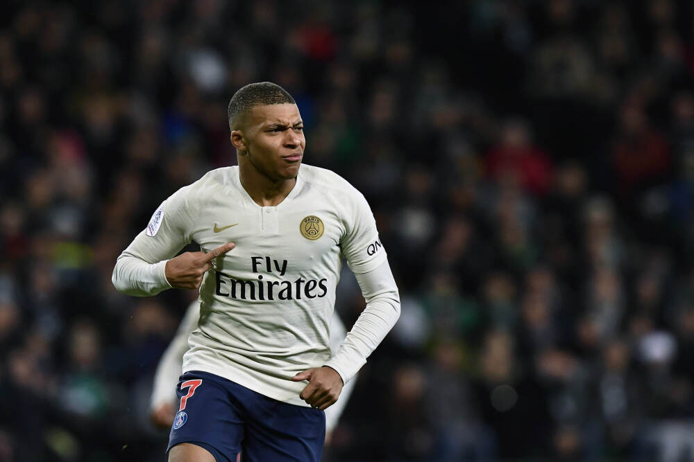 喀麦隆折损一人！巴莱巴出现大腿拉伤情况，下半场开始前被换下